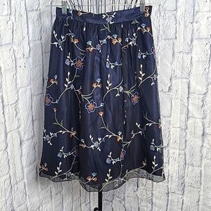 COMME TOI Floral Embroidered Skirt Waist‎ 28 inches